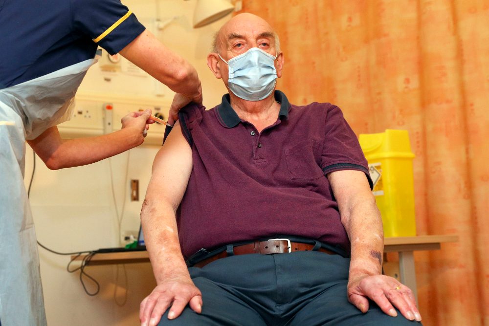 Un hombre de 82 años, el primero en recibir la vacuna de Oxford/AstraZeneca