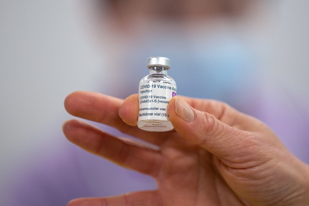 Oxford y AstraZeneca piden a la Unión Europea autorización para su vacuna