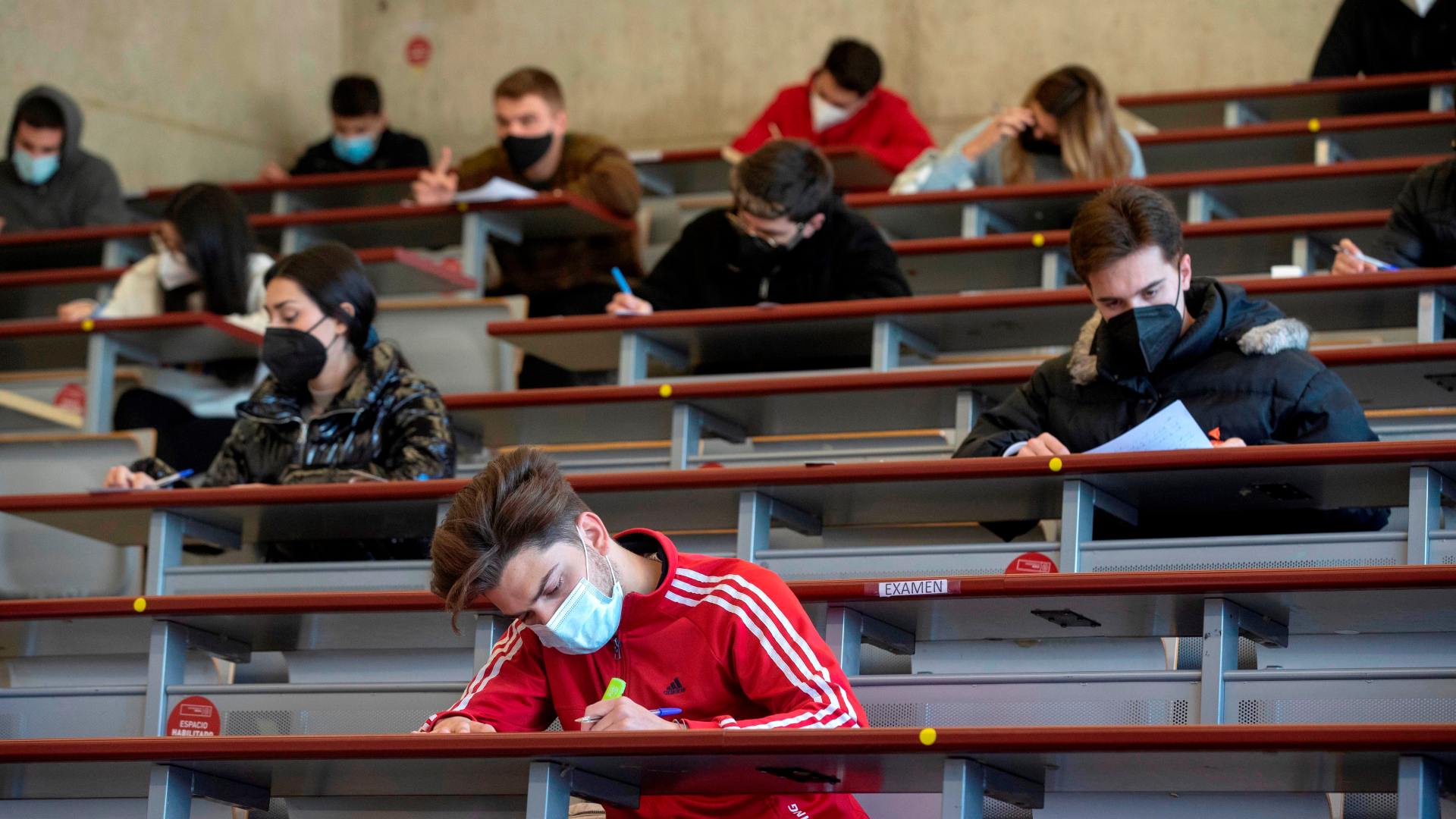 Ante la pulmonía y el coronavirus, los universitarios reclaman hacer sus exámenes online