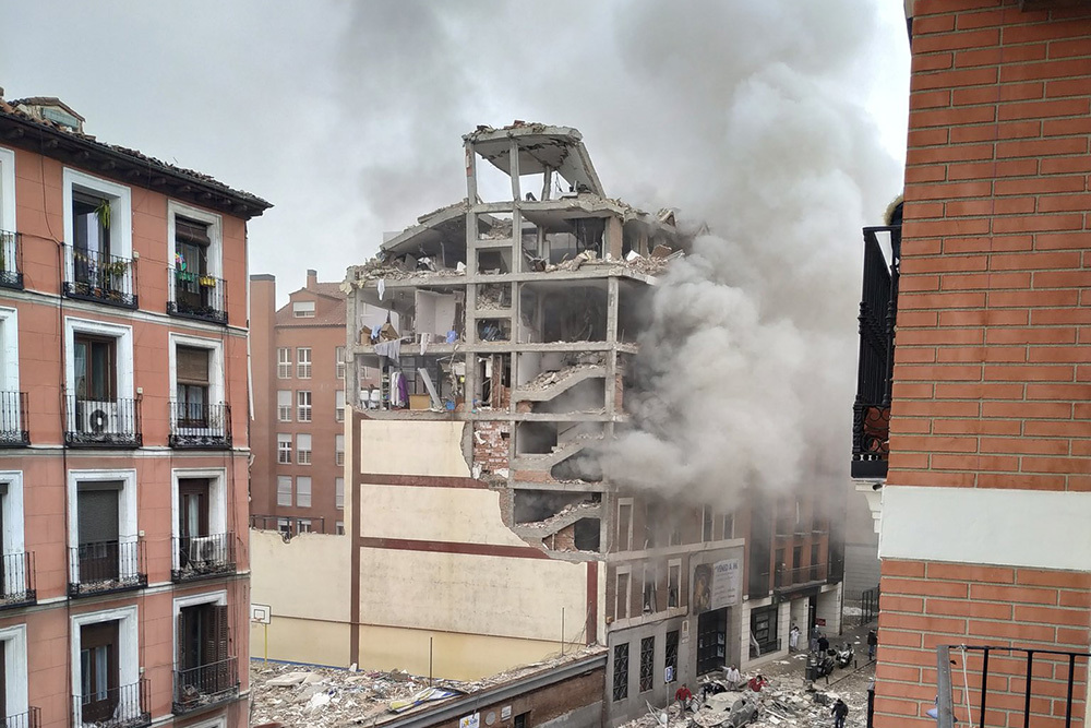 Al menos dos fallecidos por la explosión en un edificio de Madrid