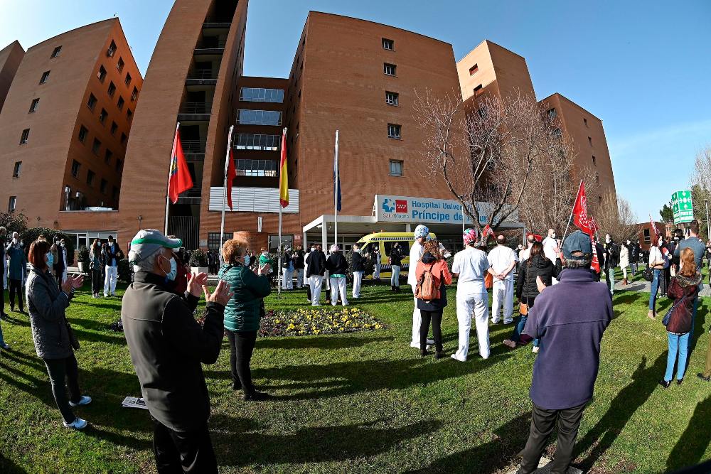 Vecinos y empleados del hospital de Alcalá de Henares protestan para pedir el cese de la gerente