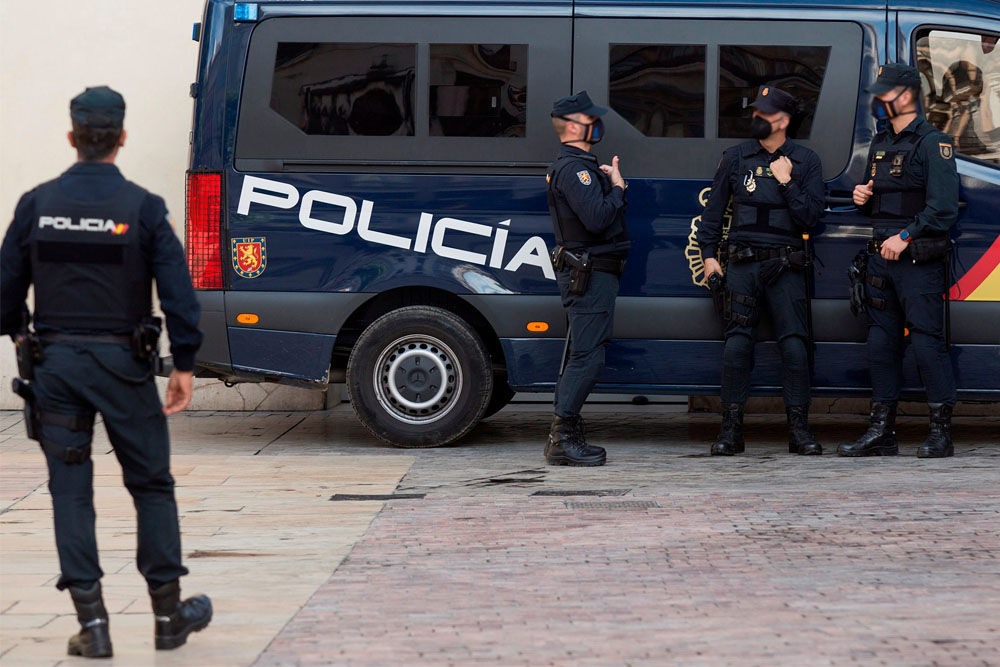 Abren expediente disciplinario a dos policías detenidos en Linares por una paliza a un hombre y su hija