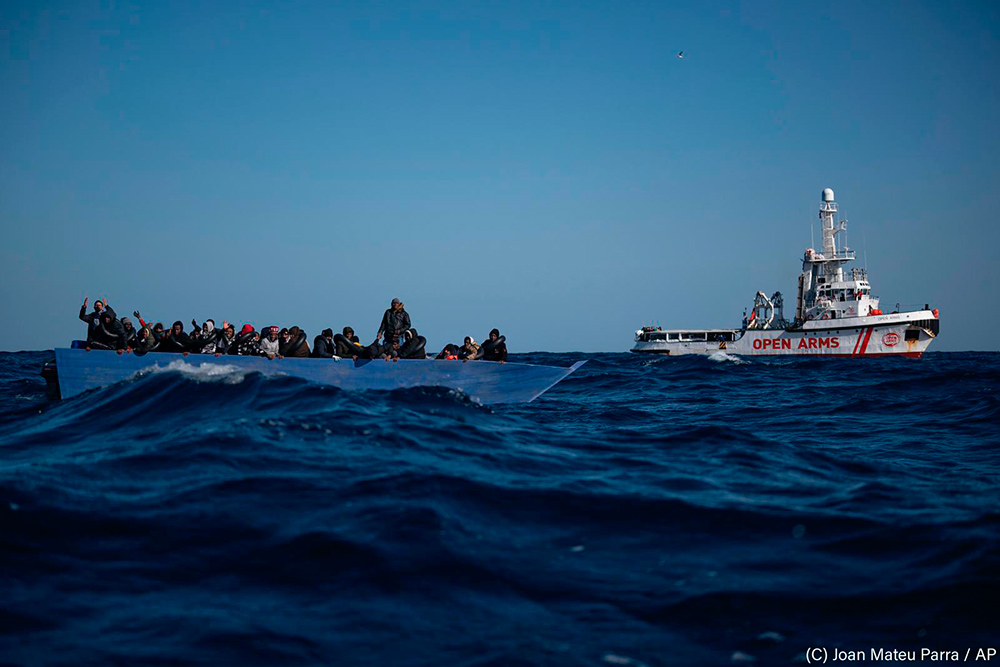 El Open Arms espera entre el frío y el oleaje a desembarcar a 146 inmigrantes