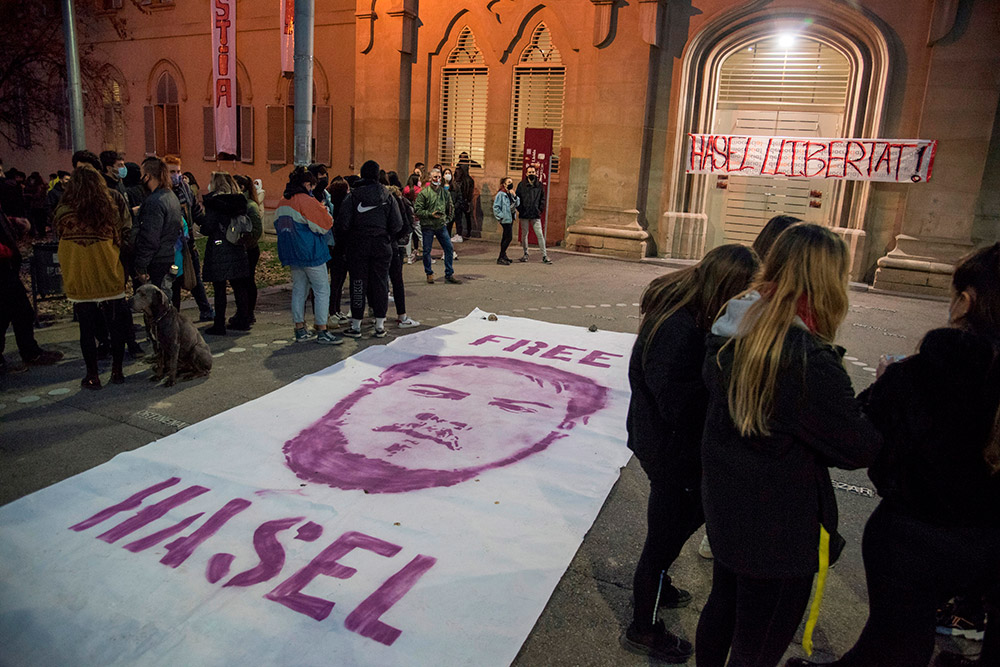 La Justicia rechaza el último intento de Hasél de evitar la prisión y unas 200 personas lo apoyan en el rectorado de Lleida