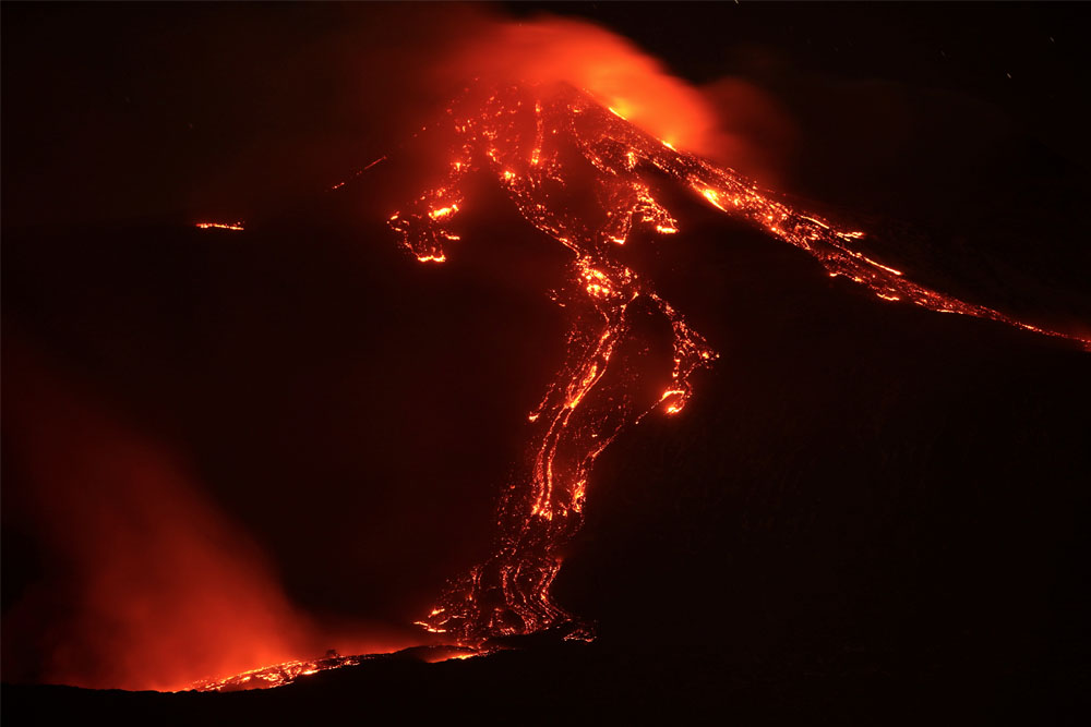 Una espectacular erupción del Etna provoca una lluvia de piedras en Catania