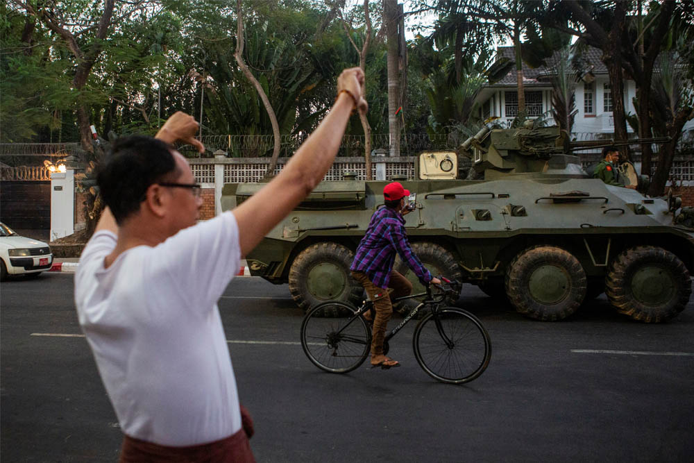 El Ejército birmano persigue a famosos y funcionarios por apoyar las protestas