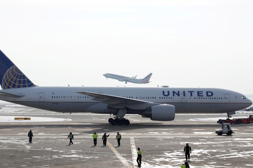 Inmovilizados todos los aviones Boeing 777 con el motor implicado en el accidente en un vuelo en Denver