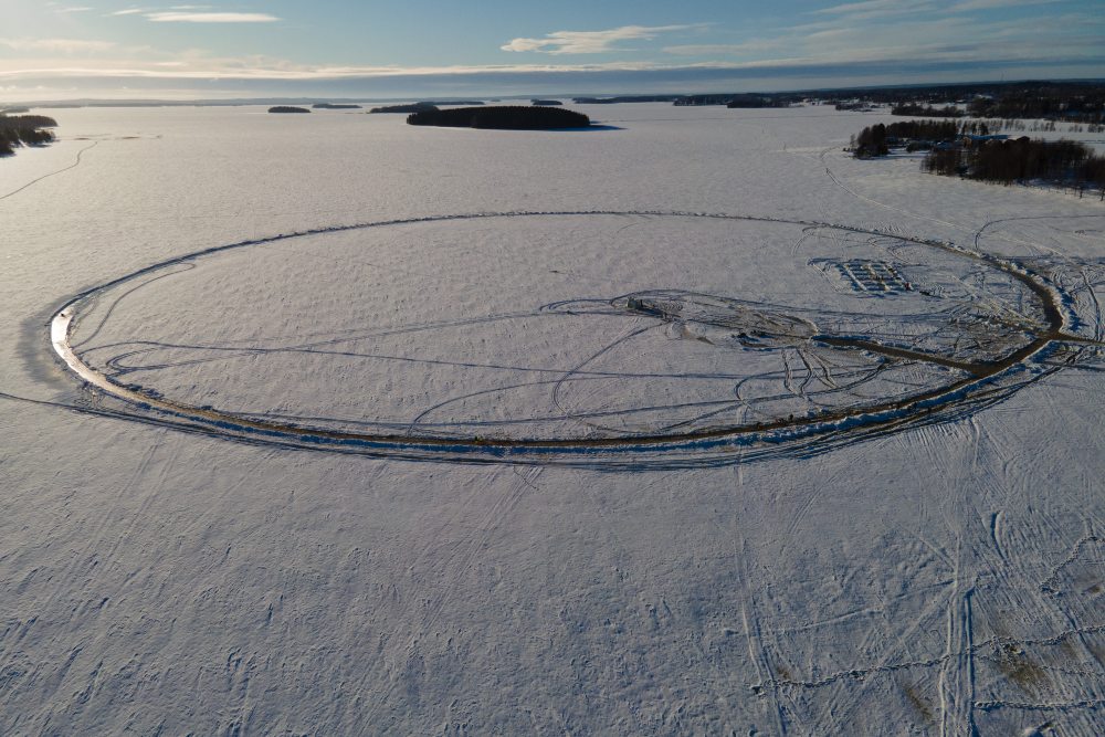 Un grupo de finlandeses intenta construir el tiovivo de hielo más grande del mundo