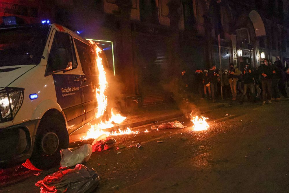 Barcelona y el Govern coordinarán una respuesta a los disturbios por Pablo Hasél