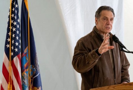 Una tercera denuncia por acoso sexual complica el futuro del gobernador de Nueva York