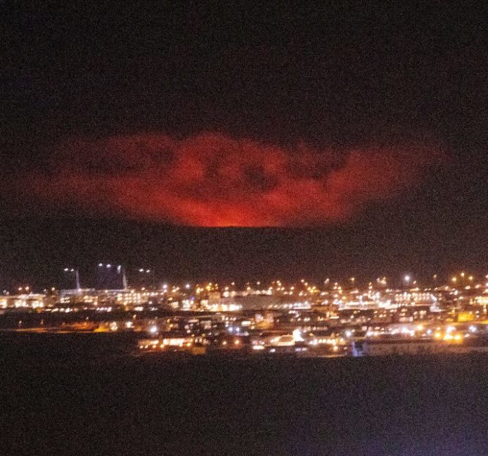 Un volcán entra en erupción en Islandia a 40 kilómetros de la capital