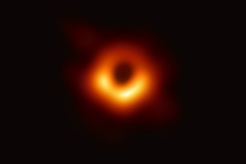 Los campos magnéticos que envuelven un agujero negro, captados en imagen por primera vez