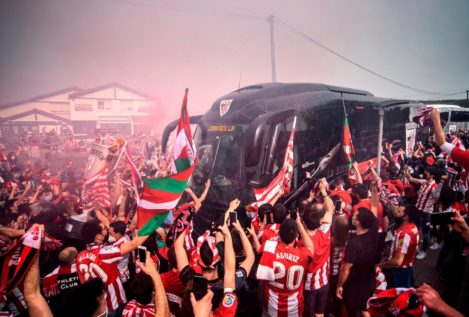 Miles de seguidores del Athletic se aglomeran alrededor del San Mamés y provocan incidentes