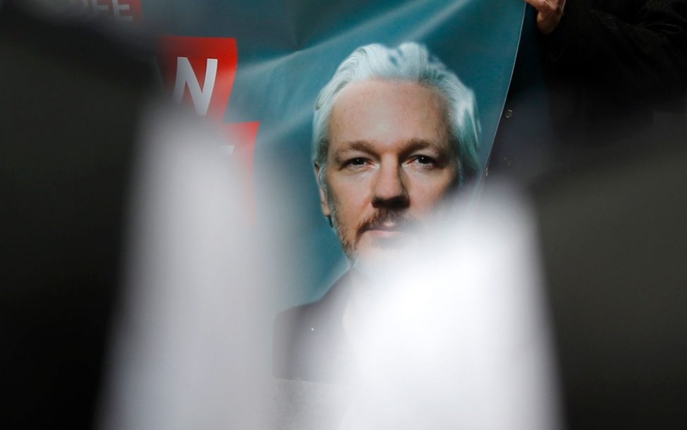 Detenido el exmilitar español que espió a Assange intentando salir de España