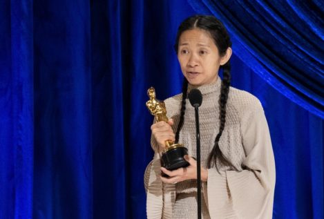 'Nomadland' remata su cosecha en los Oscar (y Zhao hace historia)