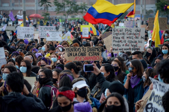 Colombia a pie de calle: «Uribe, paraco, el pueblo está berraco» 1