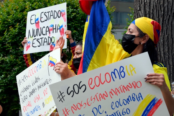 Colombia a pie de calle: «Uribe, paraco, el pueblo está berraco» 2