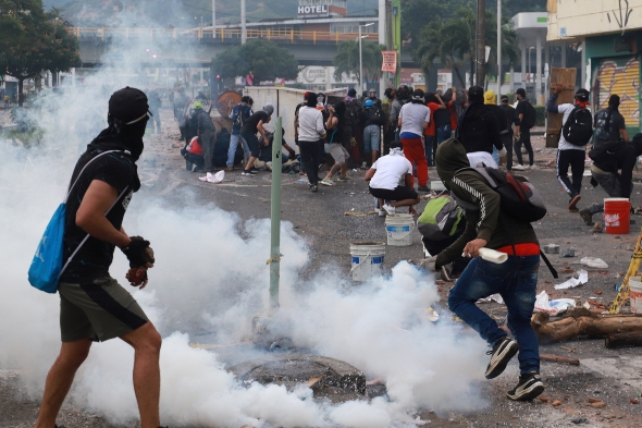 Colombia a pie de calle: «Uribe, paraco, el pueblo está berraco» 3