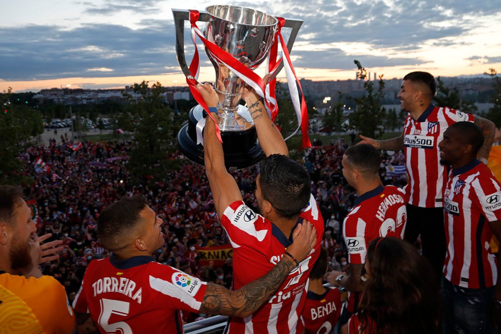 El Atlético de Madrid ofrece la copa de la Liga a la UME