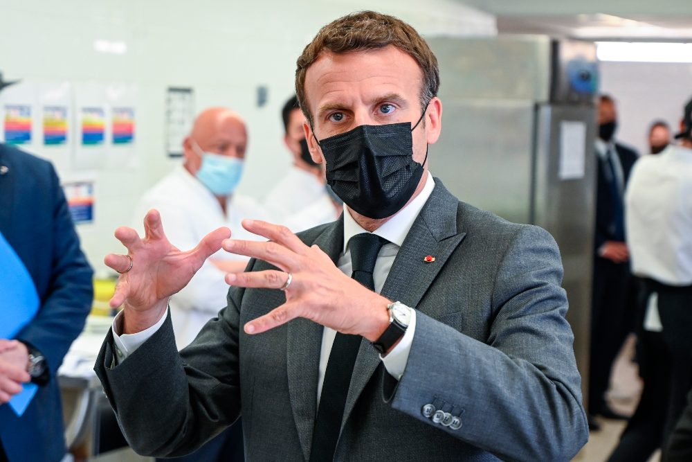 Un hombre abofetea a Emmanuel Macron durante una visita oficial