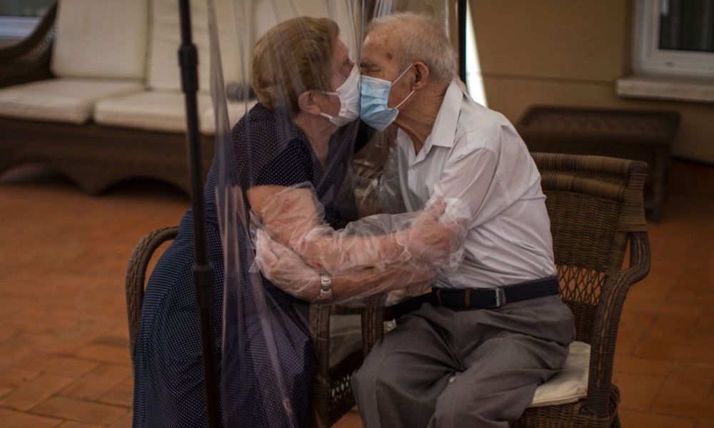 Los Premios Pulitzer galardonan al español Emilio Morenatti por sus fotografías en la pandemia