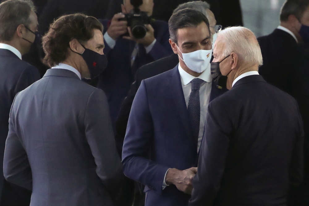 La 'reunión' entre Sánchez y Biden: unos minutos de charla en el pasillo