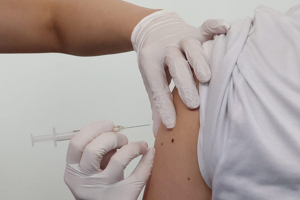 Un estudio avala la vacunación conjunta y simultánea contra el coronavirus y la gripe