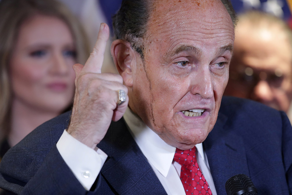 Revés para Rudy Giuliani, exabogado de Trump: Nueva York suspende su licencia por falsos testimonios