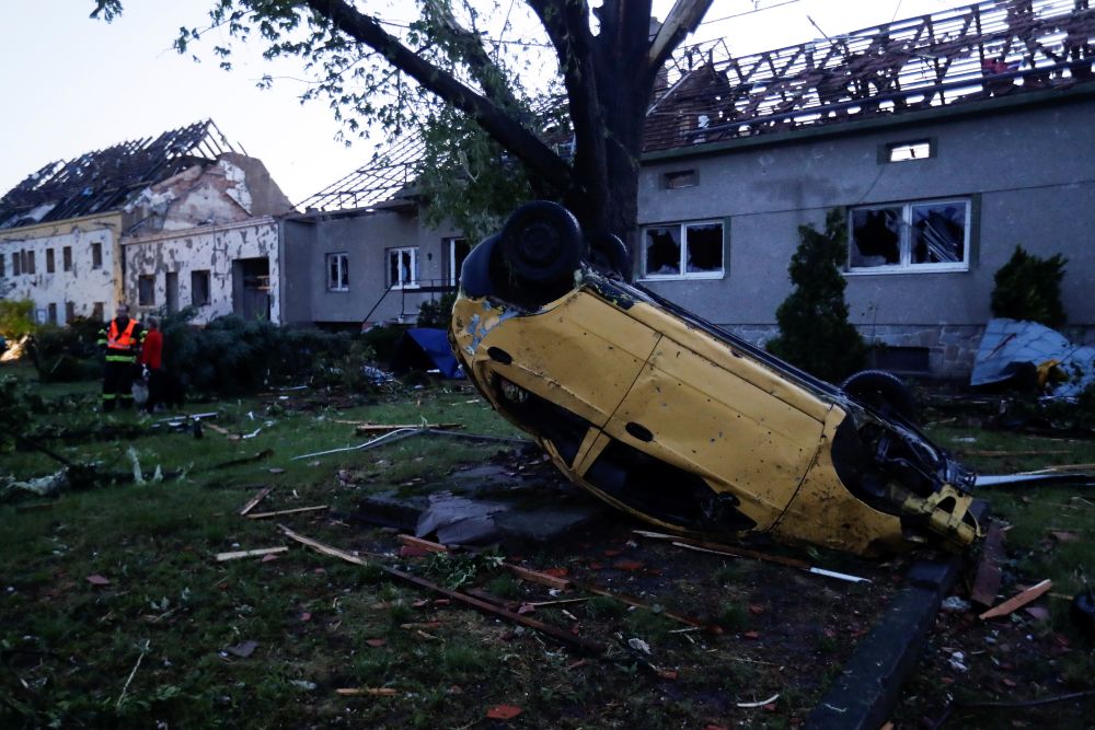Un tornado deja al menos tres muertos y 200 heridos en República Checa