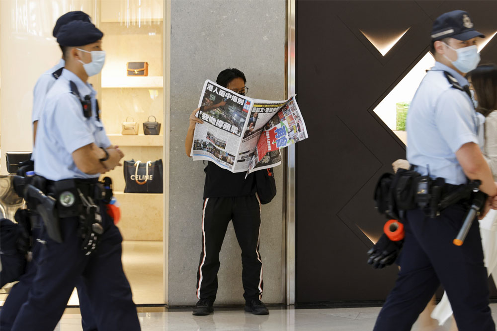 Detenido en Hong Kong el principal editorialista del diario opositor Apple Daily, cerrado recientemente