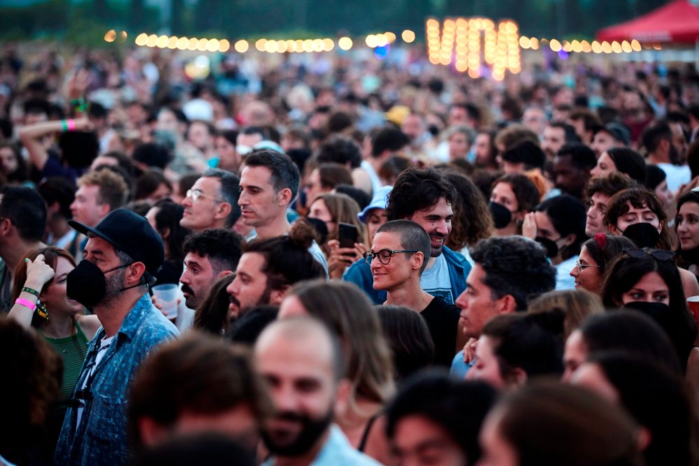 Más 2.200 contagios de coronavirus tras asistir a festivales de música en Cataluña
