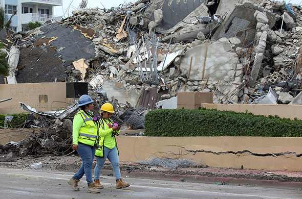 El derrumbe del edificio de Miami deja ya 46 muertos, pero la búsqueda continúa