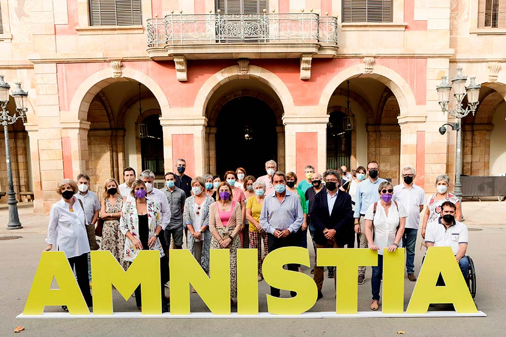 Exdiputados de Junts pel Sí piden la amnistía desde las puertas del Parlament