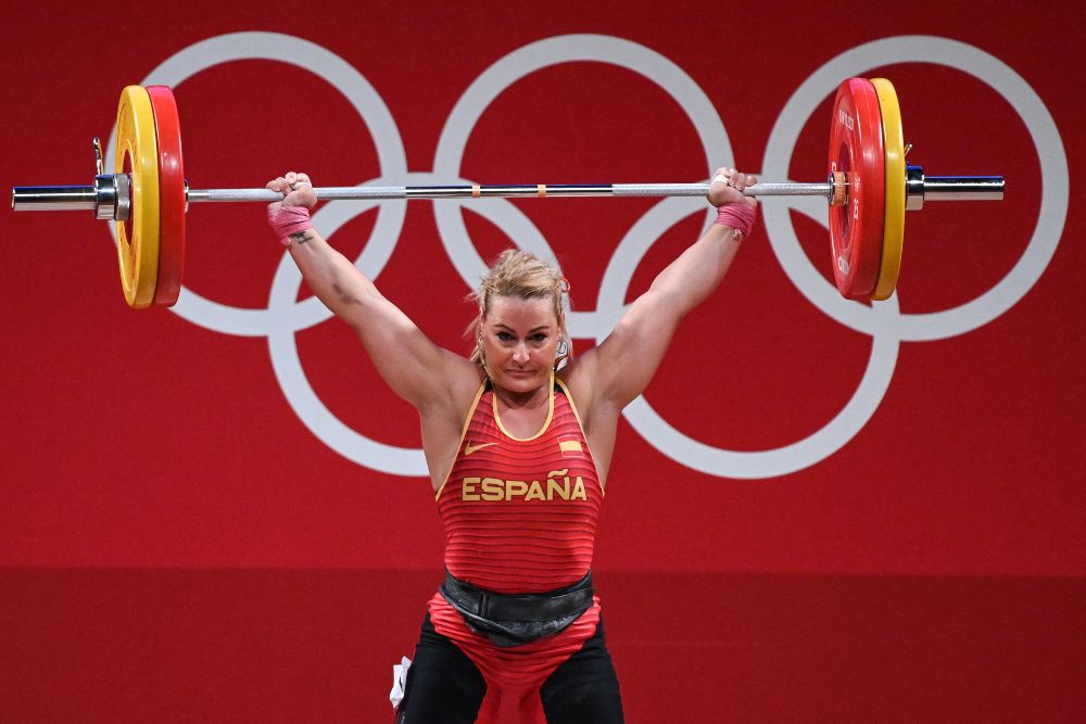 Lydia Valentín se retira tras levantar 225 kilos y Eusebio Cáceres se queda a tres centímetros del bronce
