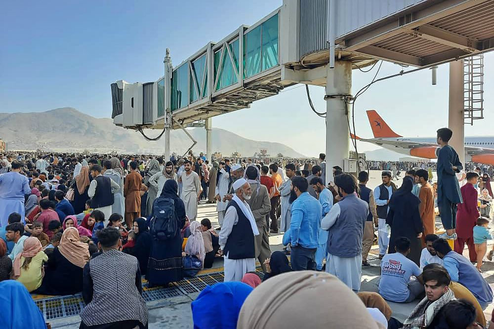 Miles de personas intentando huir desatan el caos en el aeropuerto de Kabul