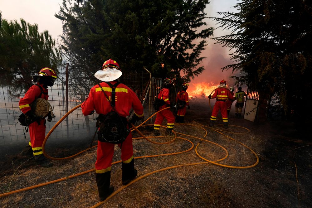 Un incendio en Navalacruz quema 10.000 hectáreas y obliga a evacuar a unas 1.000 personas