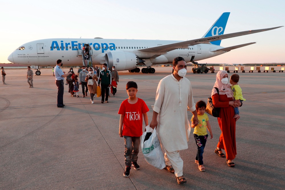 Llega a España otro avión con 260 afganos evacuados y entre ellos 14 bebés