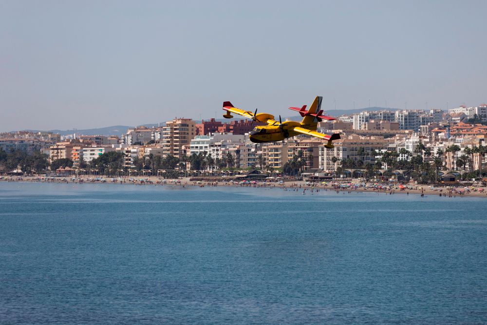 Los medios aéreos reanudan la lucha contra el fuego de Málaga que ha quemado 7.800 hectáreas
