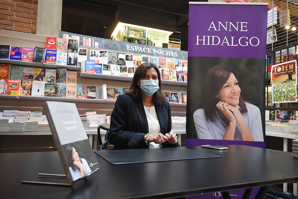 Anne Hidalgo refuerza su campaña con un libro electoral y de confidencias