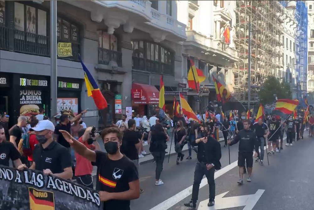 Un grupo de neonazis toma Chueca al grito de «fuera sidosos de Madrid»