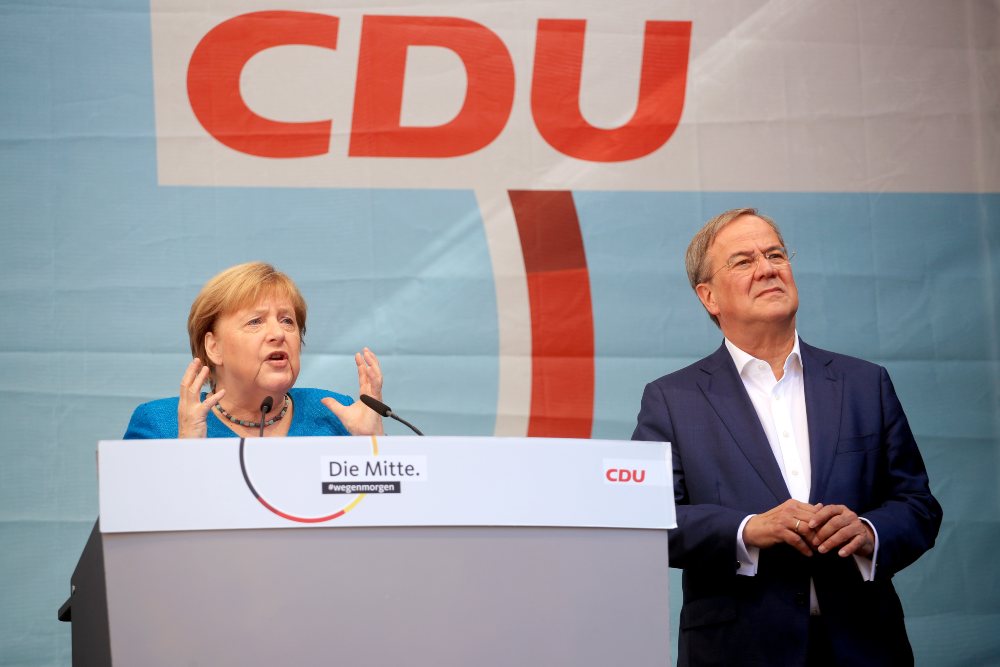 Merkel utiliza su último mitin para impulsar a Laschet un día antes de las elecciones