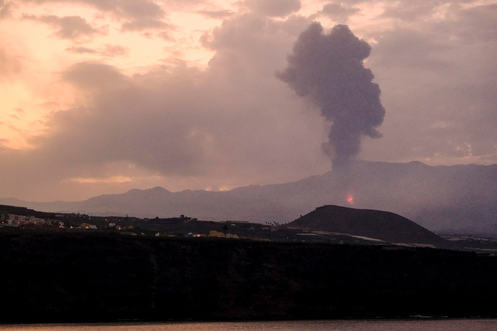 El volcán de La Palma vuelve a emitir lava y cenizas tras unas horas de tregua