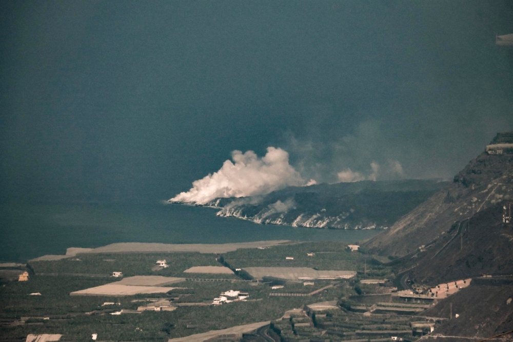 La Palma crece medio kilómetro tras la llegada de la lava al mar