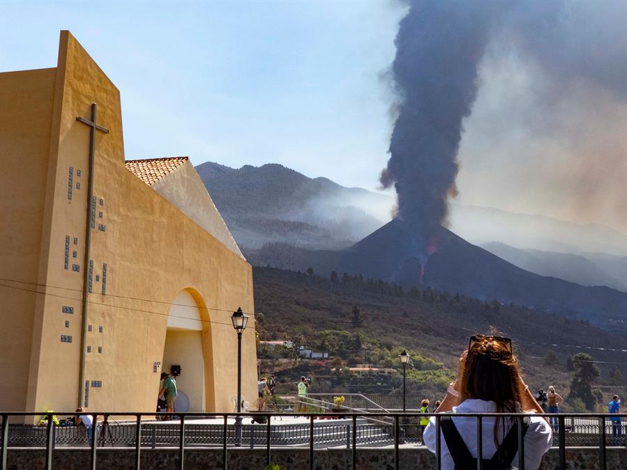 Los vuelos en La Palma se reanudan tras las horas «más destructivas» del volcán