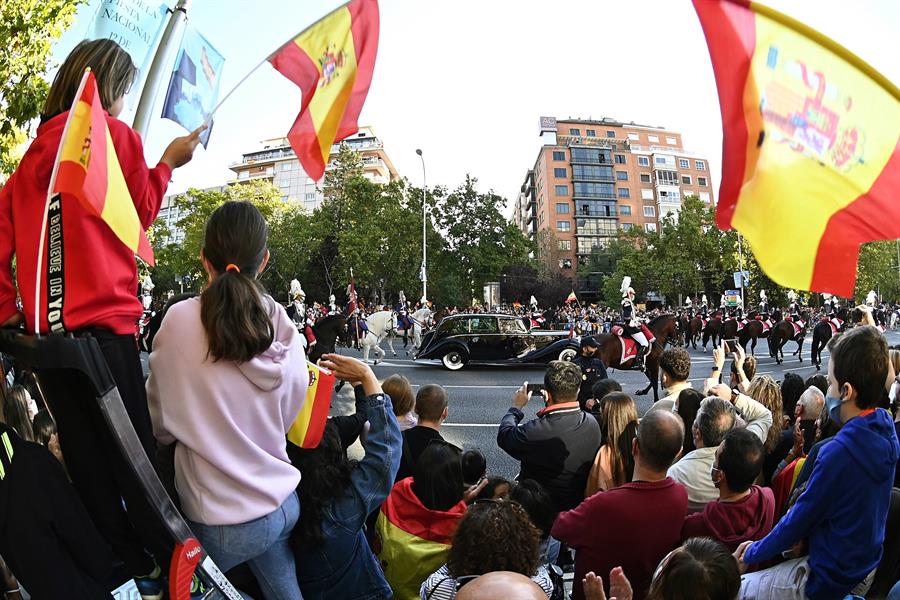 Abucheos y gritos de «dimisión» a Pedro Sánchez en el desfile del 12-O