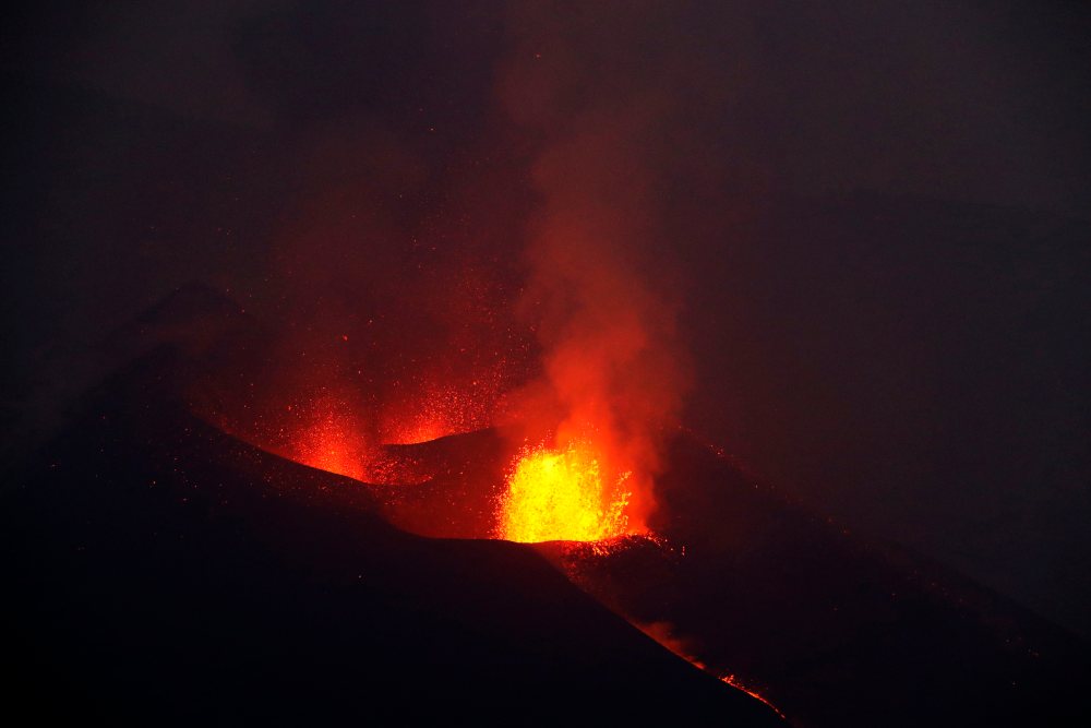 El volcán de La Palma paraliza el aeropuerto de la isla