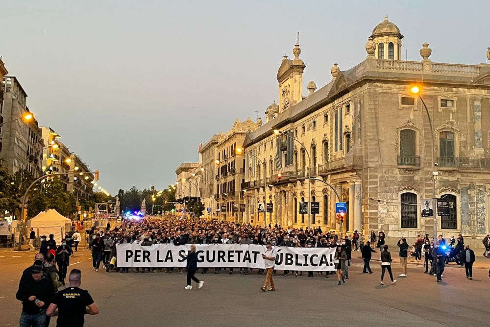 Unos 2.000 policías protestan en Barcelona y dicen «basta» a las agresiones