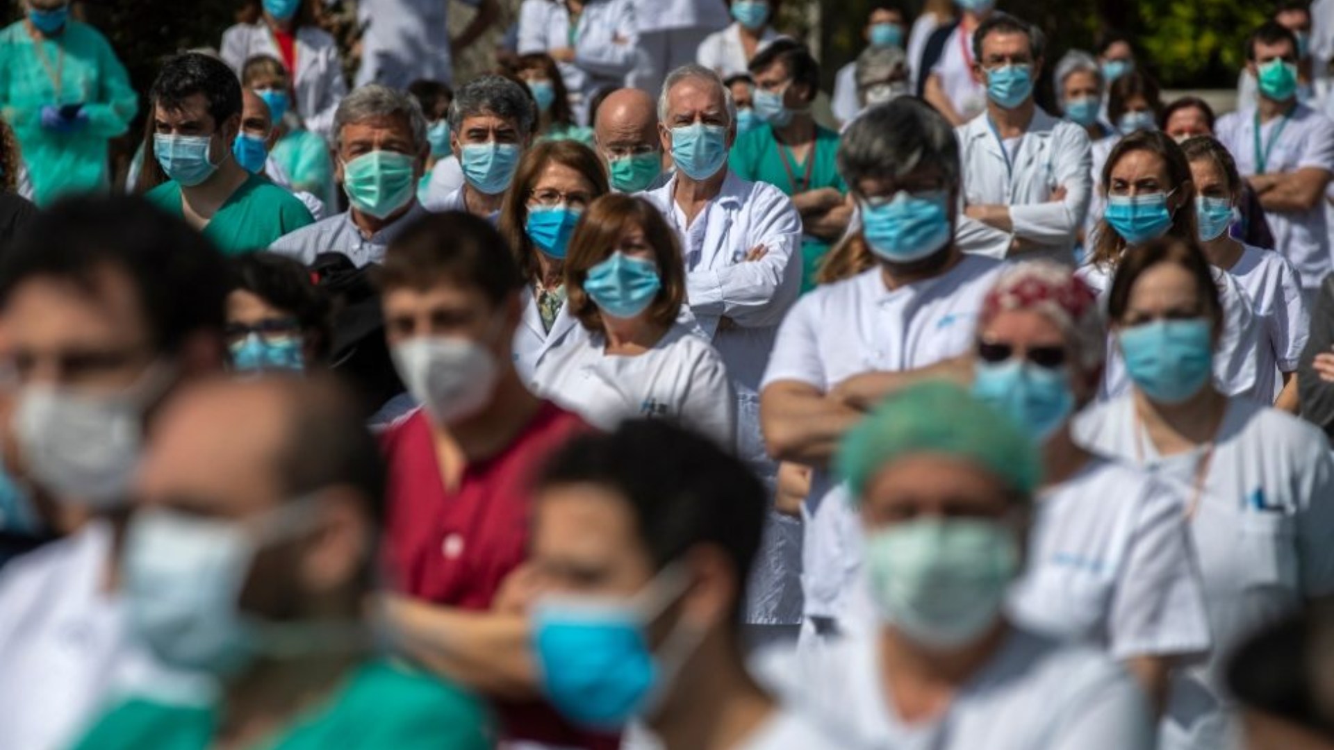 De luchar contra el coronavirus al paro: la situación de 21.000 sanitarios en España