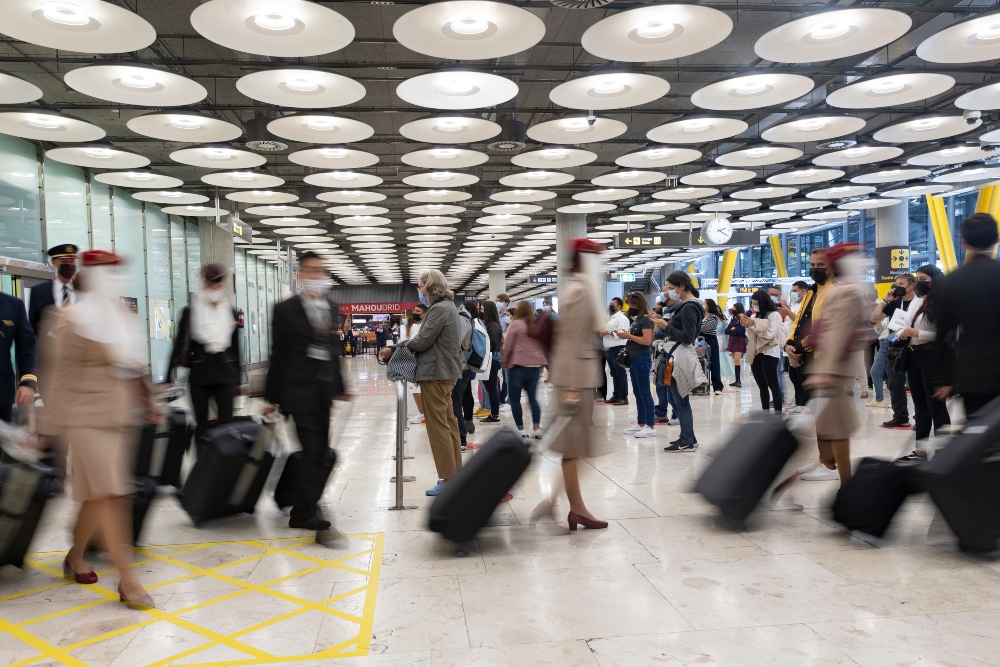 España levanta restricciones a viajeros de Argentina, Colombia, Namibia y Perú