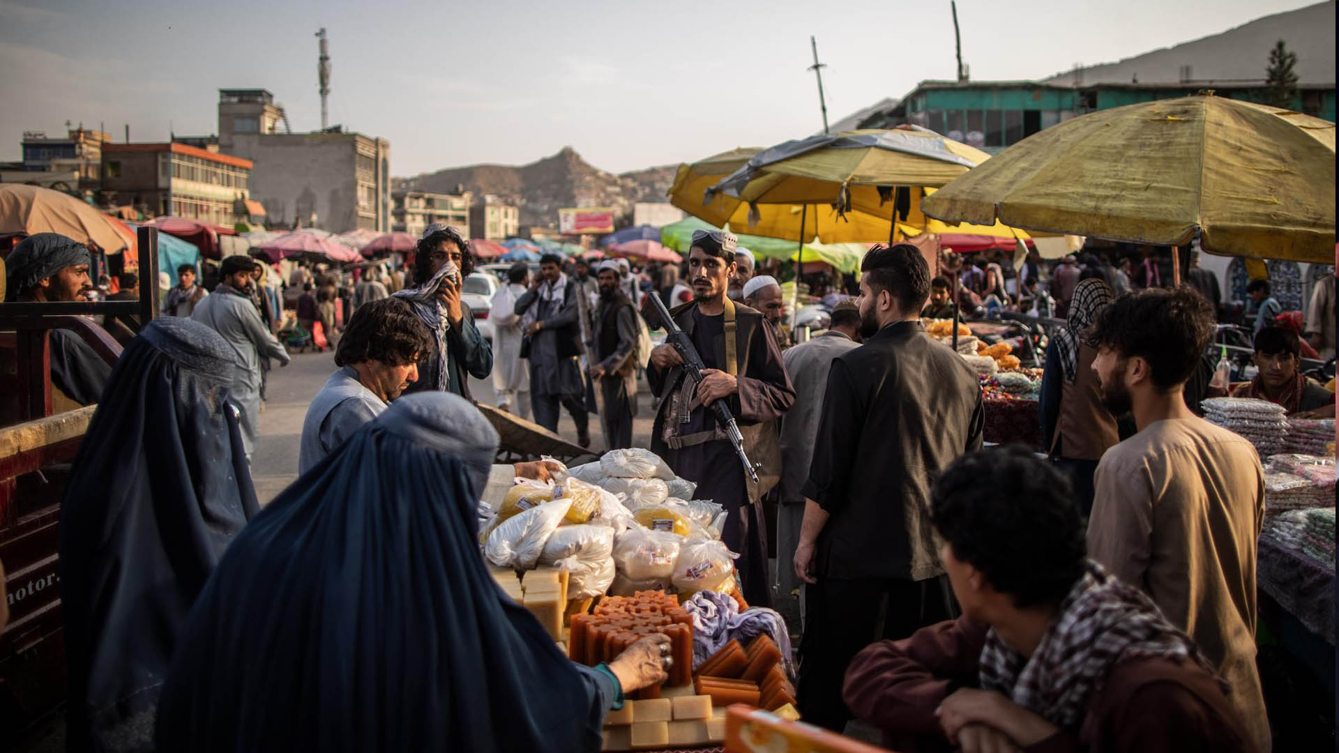 Los talibanes prohíben el uso de moneda extranjera en Afganistán